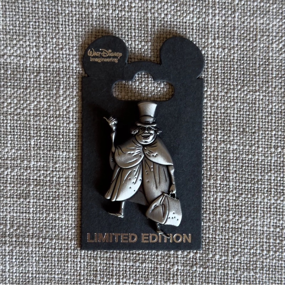 WDI Haunted Mansion Hitchhiking Ghosts Sculpted Metal Series Silver Phineas LE